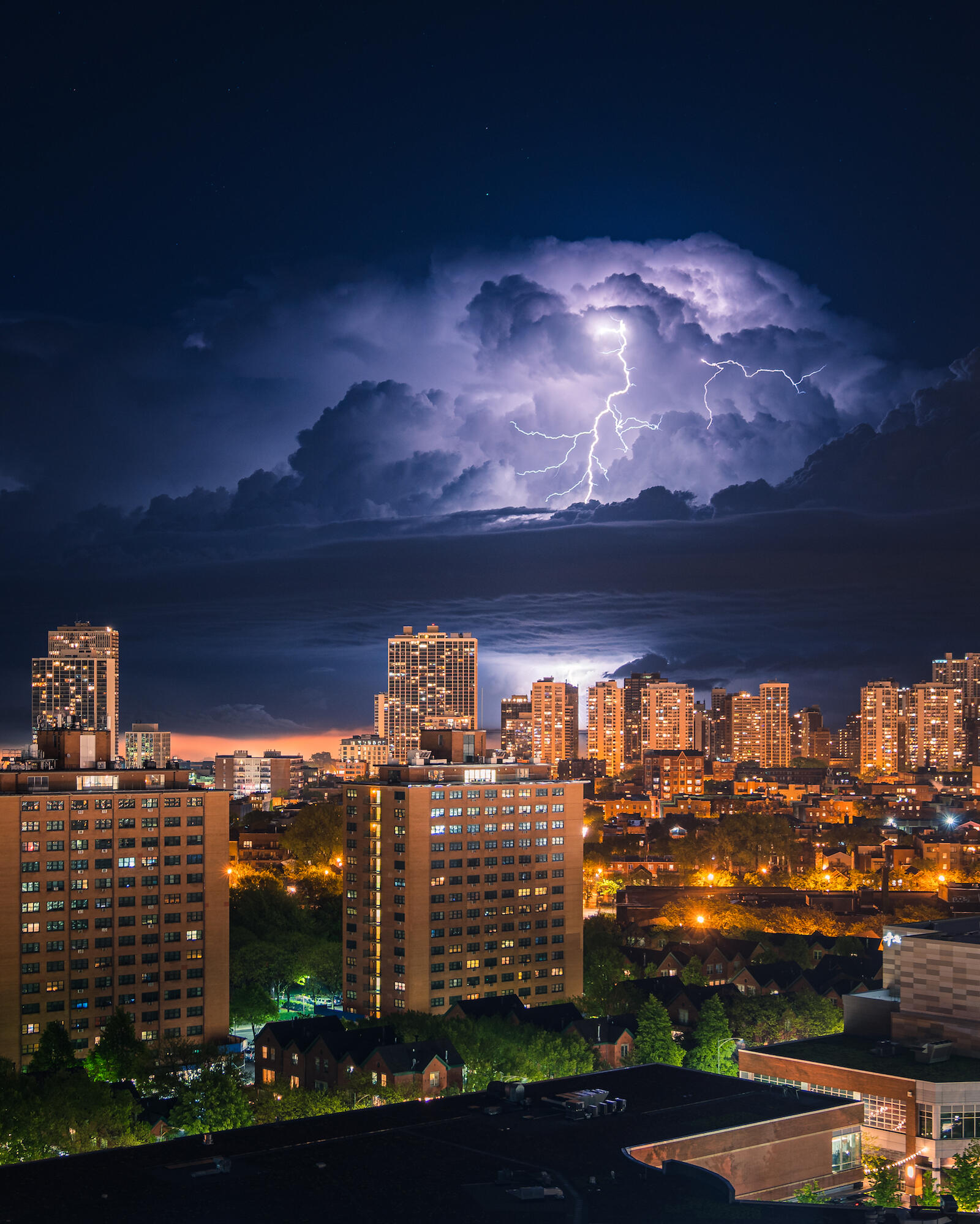Cómo se hizo este impresionante paisaje urbano con relámpagos