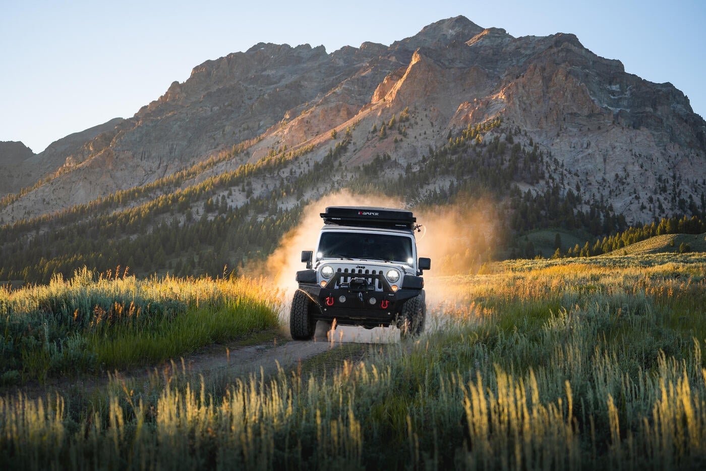 ¿Te gustaría dejar tu trabajo para ir a explorar con tu cámara en un Jeep? Así lo hizo este fotógrafo y cineasta.